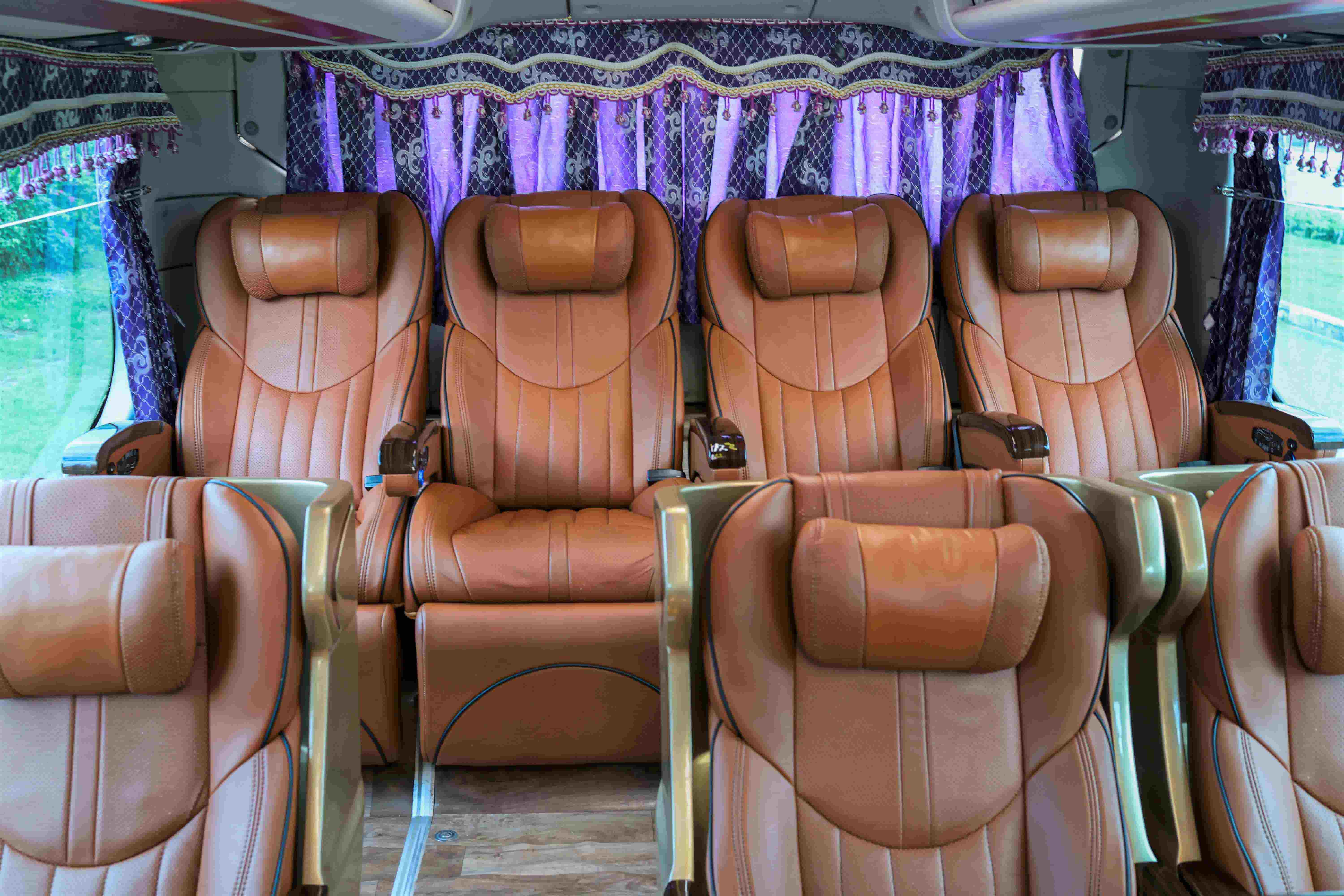 bên trong xe limousine 29 chỗ
