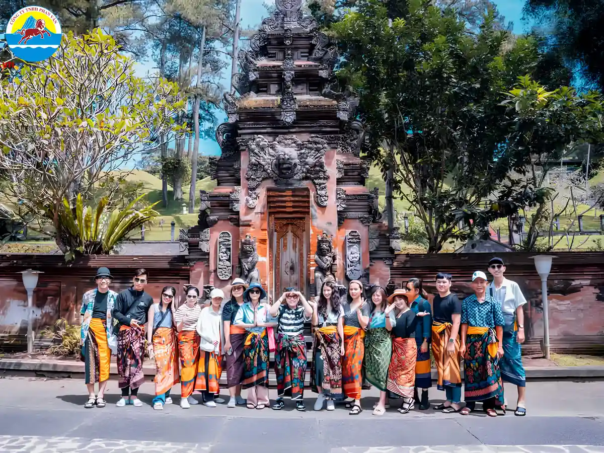 Đặt tour vào thời điểm khuyến mãi để tiết kiệm chi phí