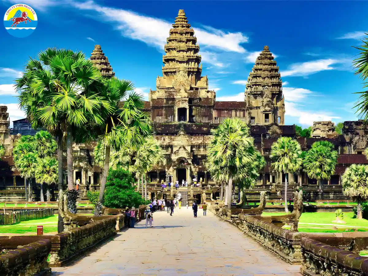 Đền Angkor Wat nhìn từ đại lộ chính với hàng cây hai bên, Siem Reap