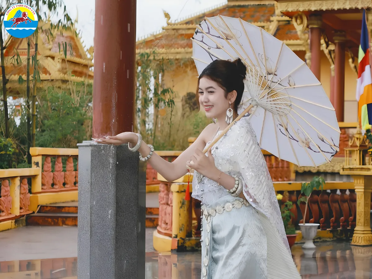 Chụp ảnh tại Chùa Vàng