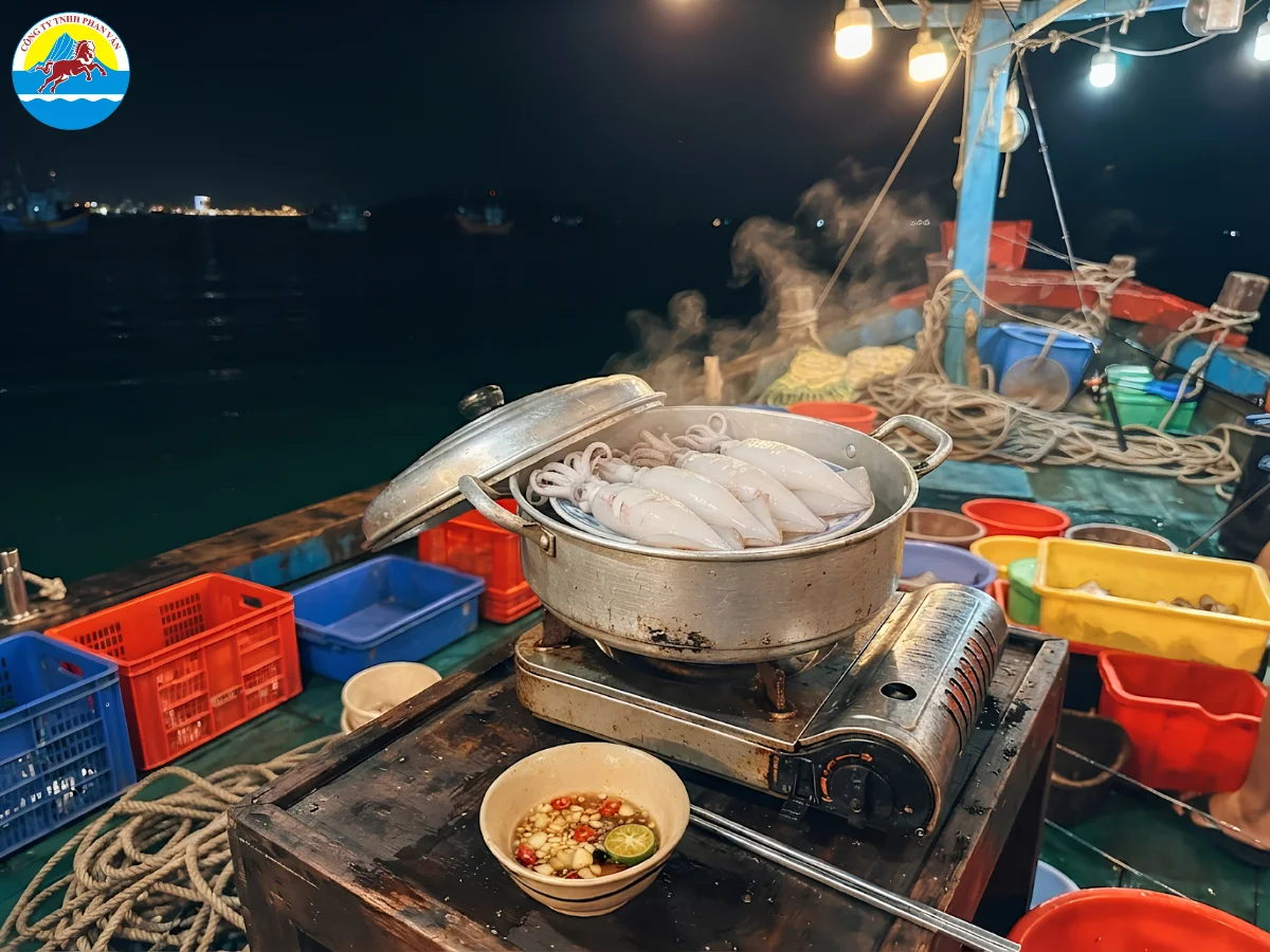 Mực tươi vừa câu được hấp chín ngay trên tàu
