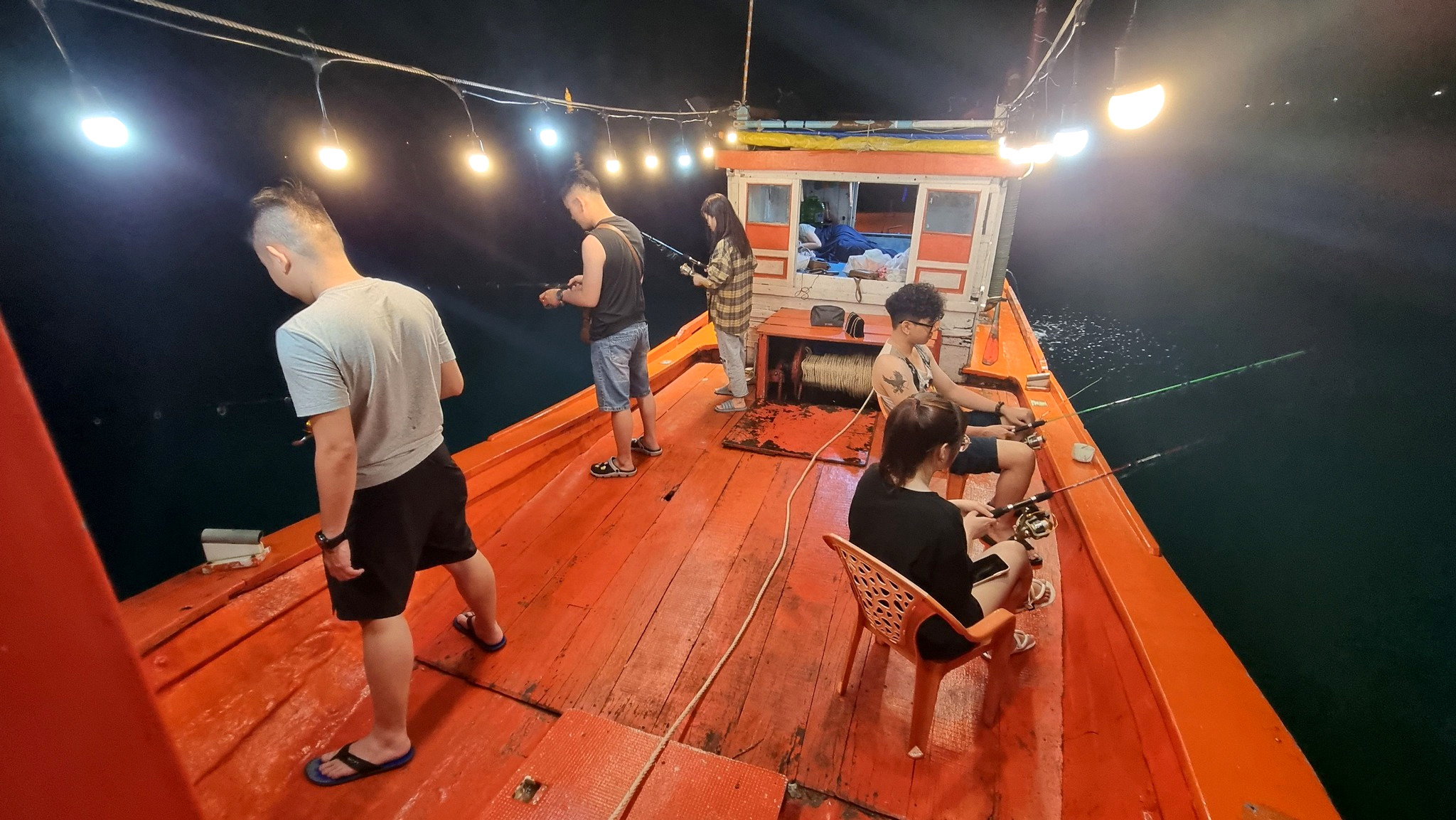 Trên tàu có đủ các tiện nghi thiết yếu cho bạn sử dụng