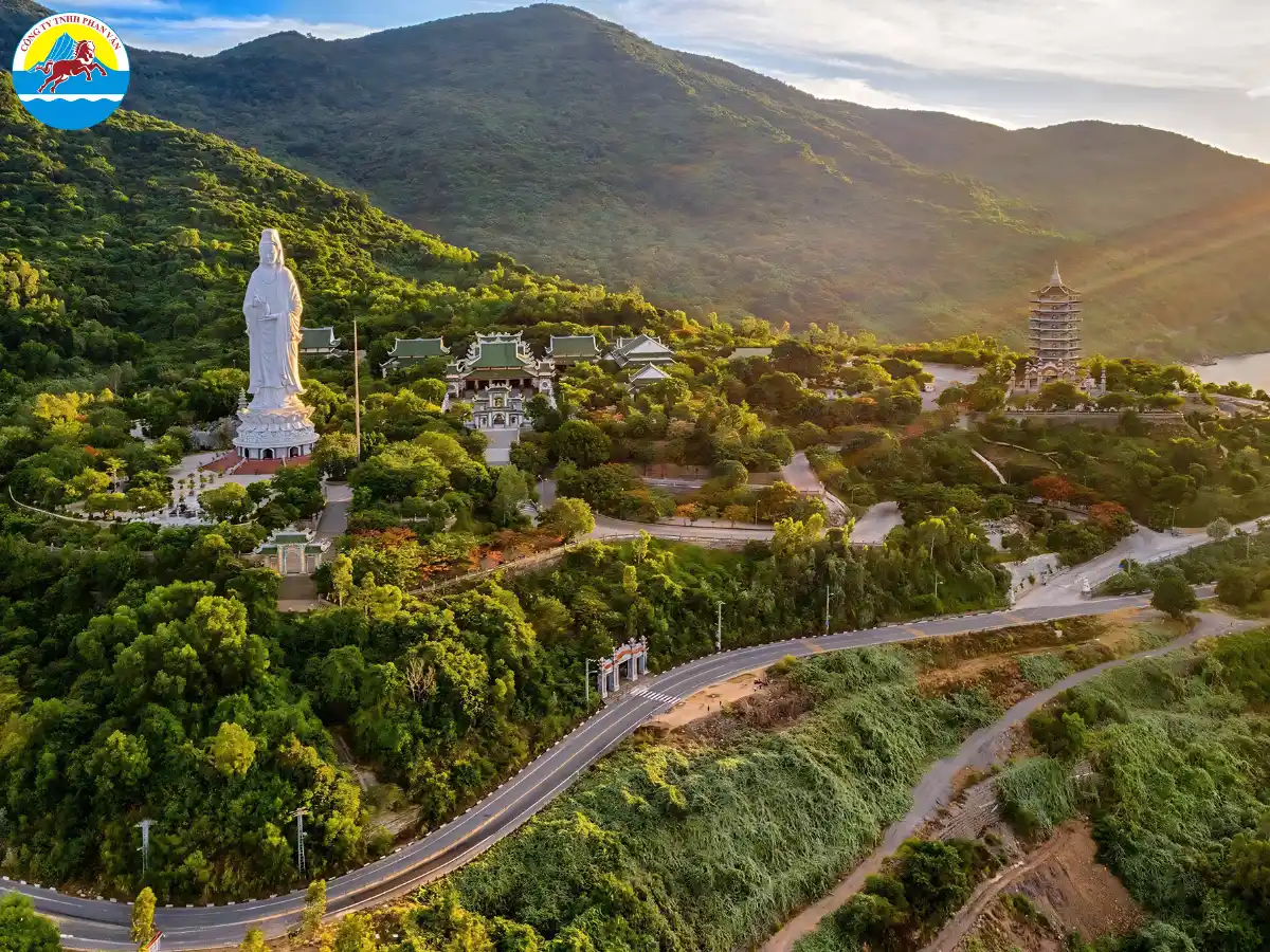 Cung đường lên chùa Linh Ứng