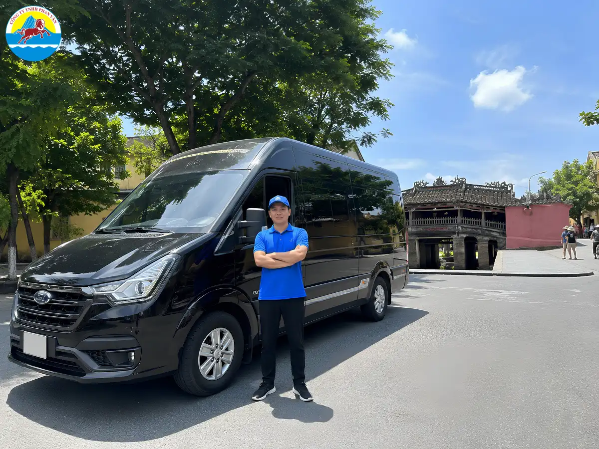 Xe 16 chỗ đời mới của Phan Văn Travel đậu trước Chùa Cầu Hội An