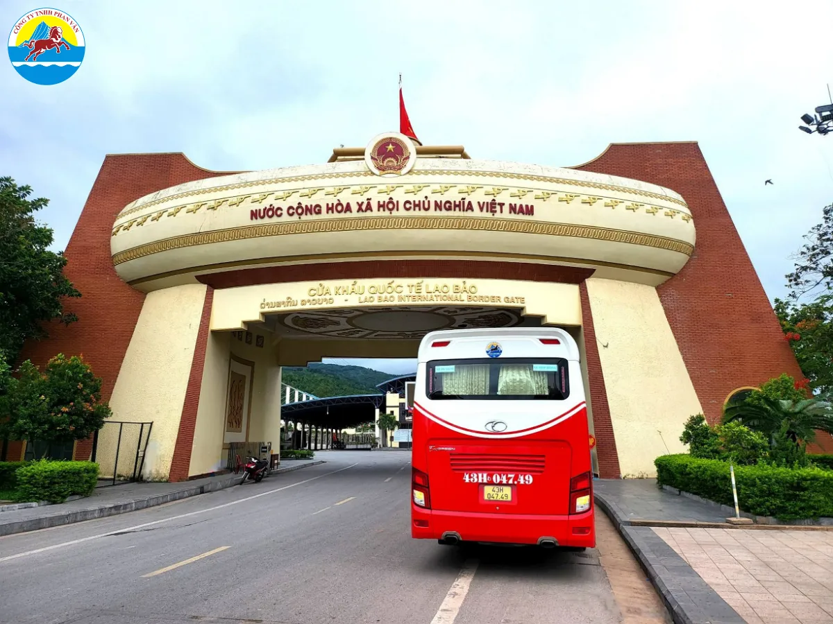 Xe du lịch Phan Văn Travel đưa du khách đến cửa khẩu Việt - Lào