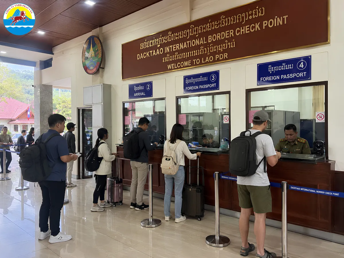 Quầy làm thủ tục nhập cảnh tại cửa khẩu quốc tế Đắc Tà Oọc, phía Lào