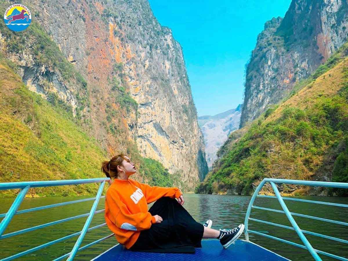 Đi thuyền trên sông Nho Quế