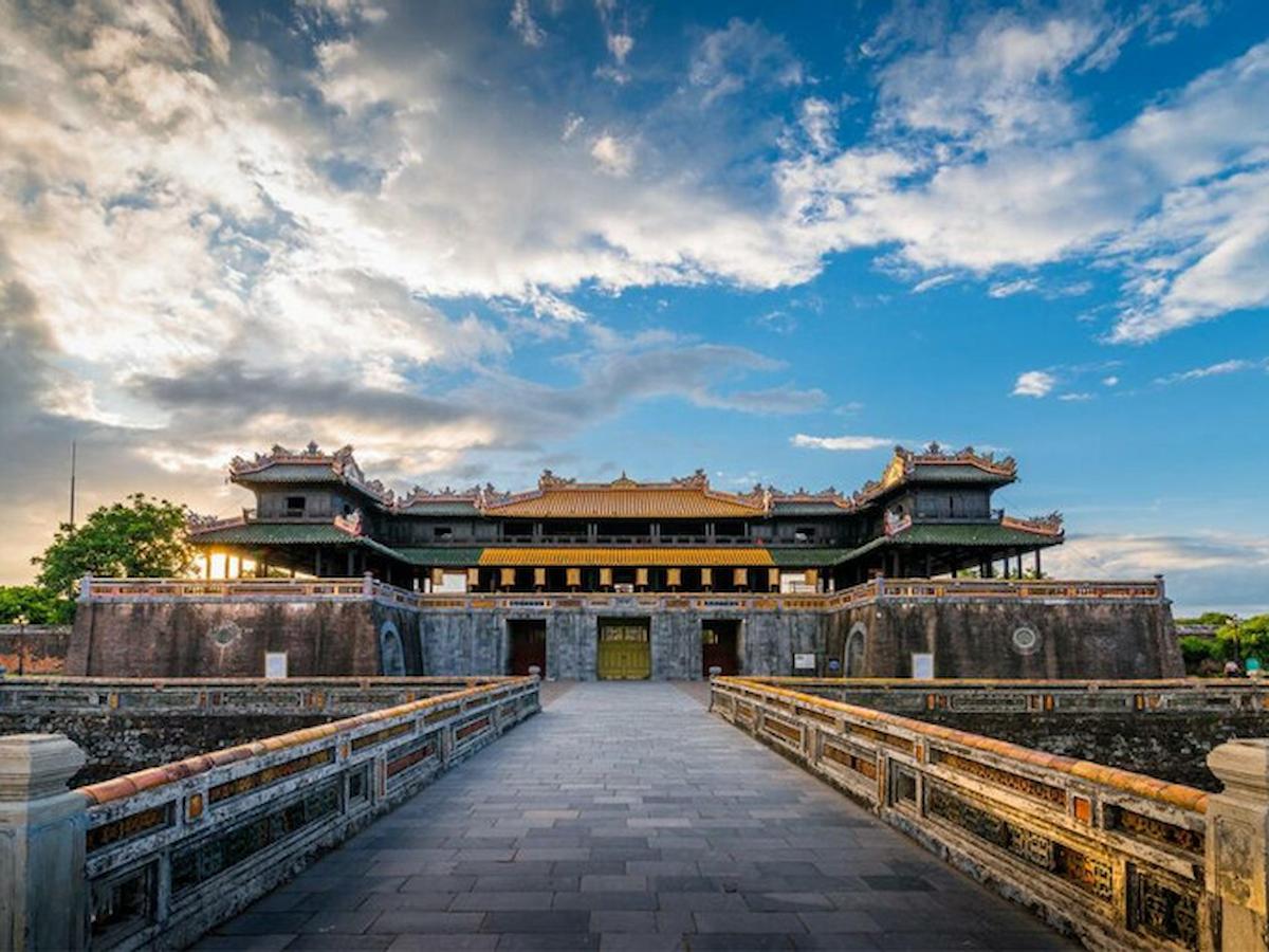 Thành phố Huế nổi tiếng với những di tích lịch sử và nền ẩm thực phong phú và giá cả phải chăng