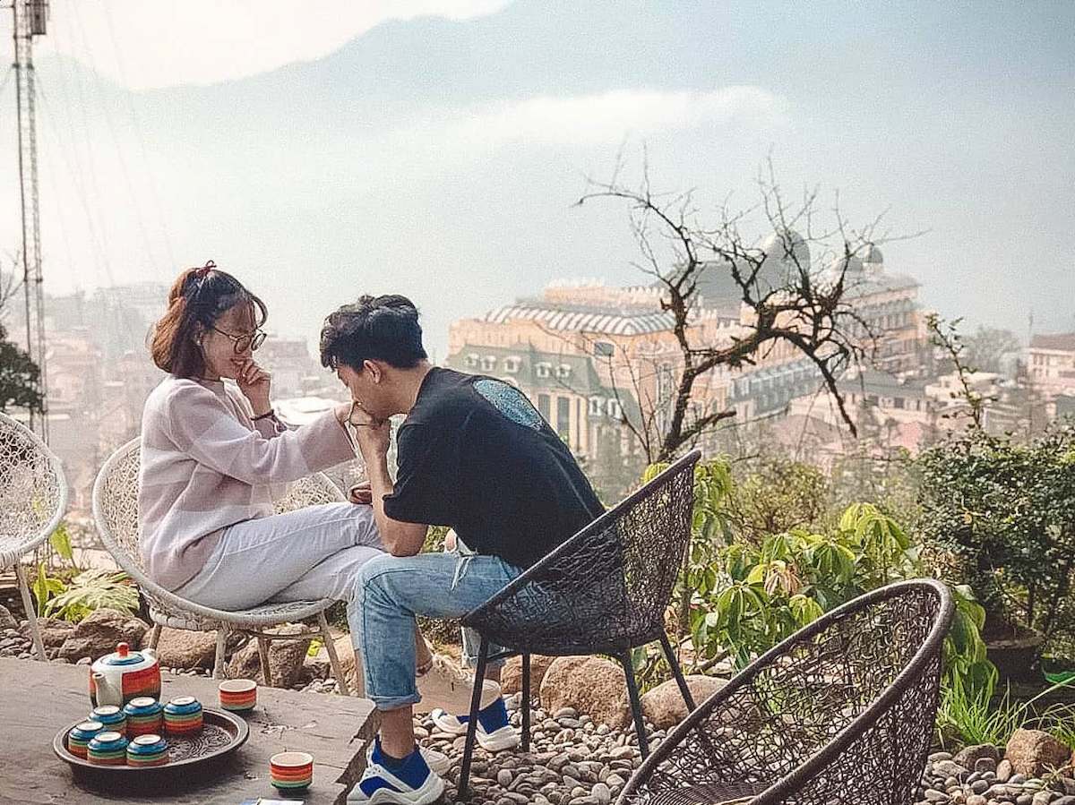 tour-du-lich-gia-re-cho-2-nguoi-hen-ho-trang-mat-goi-y-cho-cac-cap-doi-phan-van-hotel-1