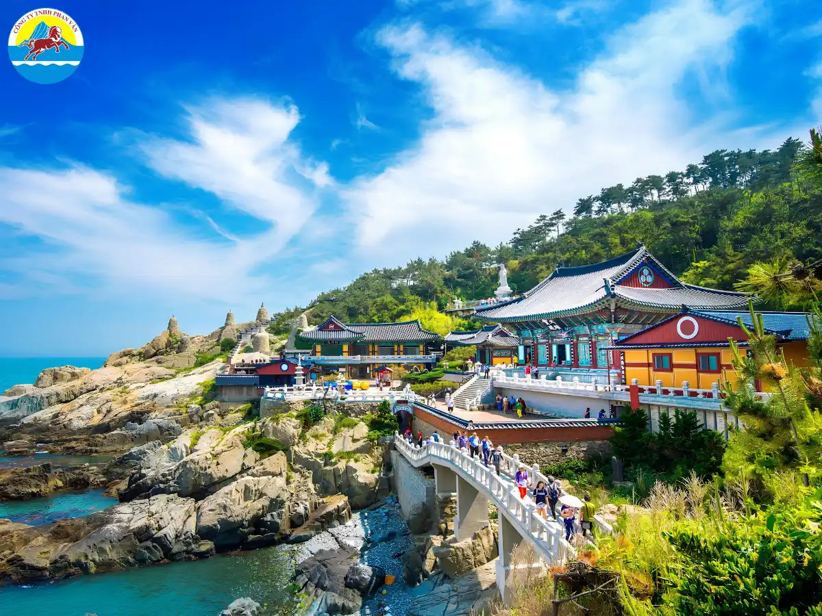 Chùa Haedong Yonggungsa trong xanh vào mùa hè