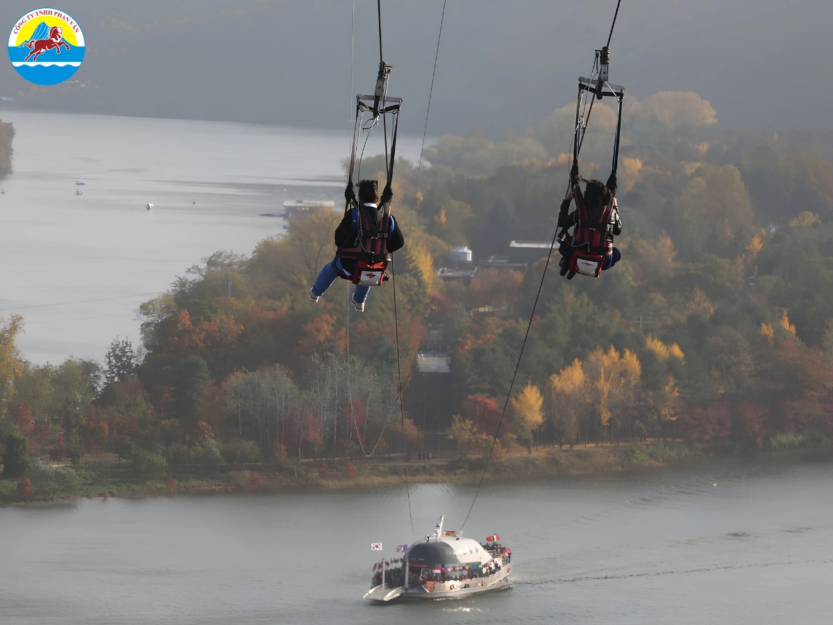 Du khách trượt Skyline ZipWire qua đảo Nami
