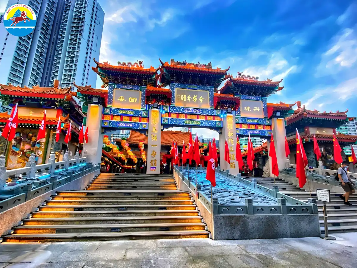 Miếu Wong Tai Sin, toàn cảnh miếu màu đỏ vàng nổi bật