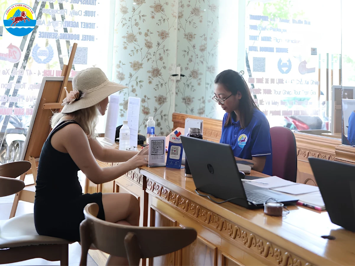 Nhân viên Phan Văn Travel đang hướng dẫn du khách đặt tour Lệ Giang