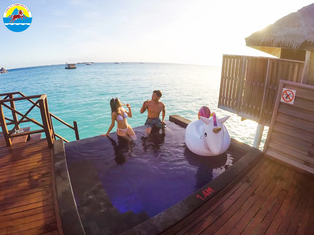 Cặp đôi chụp ảnh kỉ niệm Maldives
