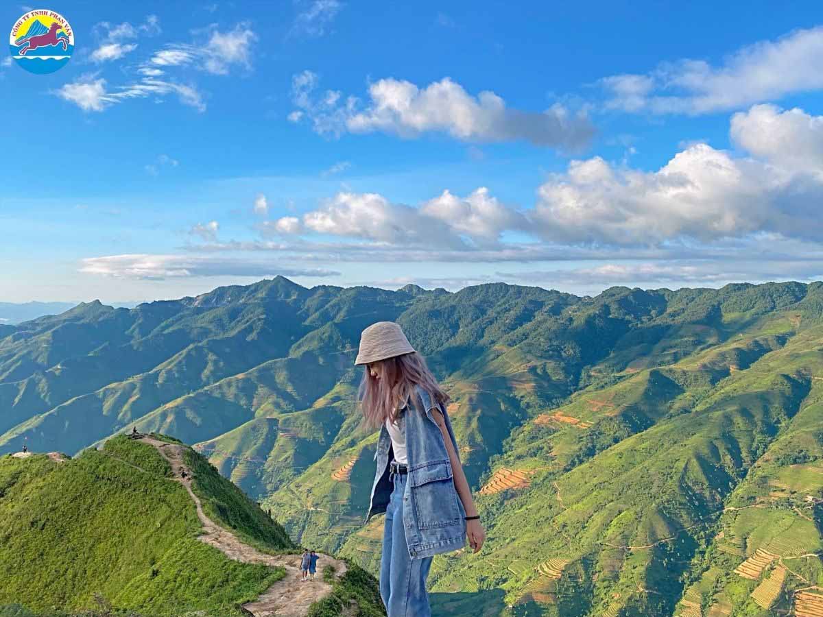 Tà Xùa nổi bật với biển mây bồng bềnh trên đỉnh núi cao