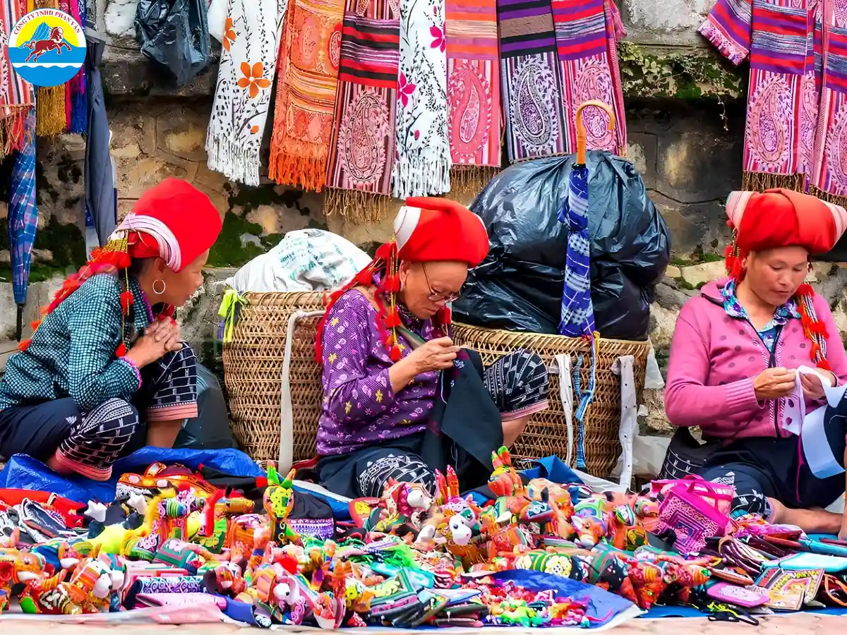 Chợ Sapa buổi sáng với các gian hàng