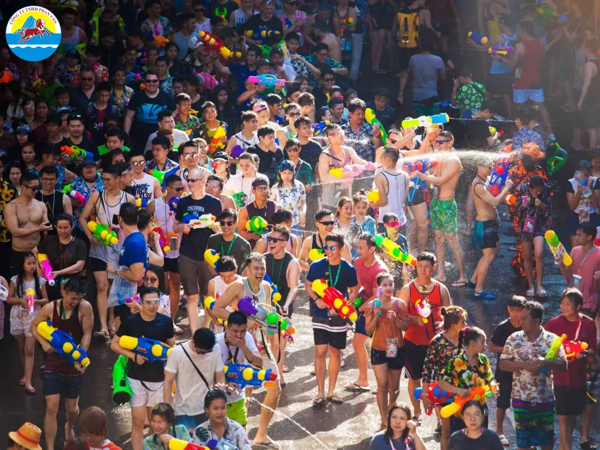 Lượng khách du lịch trong và ngoài nước đổ về Thái Lan vào dịp này rất đông