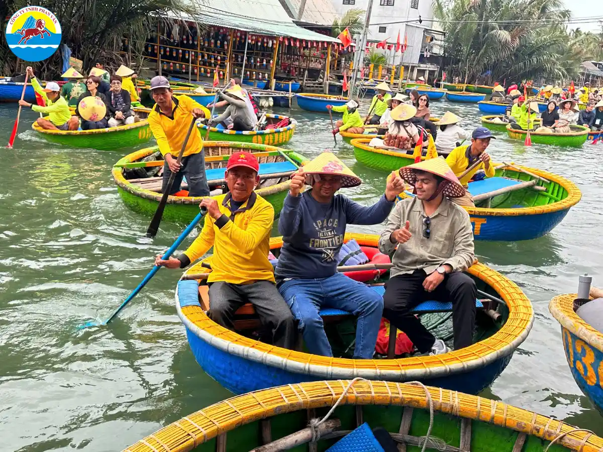 Khách du lịch đi thuyền thúng trải nghiệm tour Rừng Dừa Bảy Mẫu Hội An