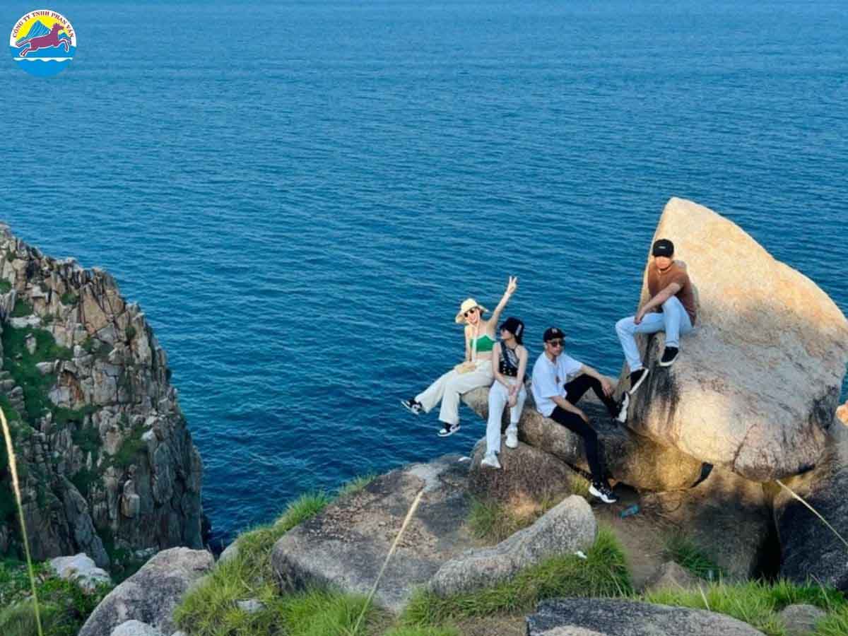 Nên đi du lịch xuyên Việt theo nhóm hoặc tour để tiết kiệm ngân sách