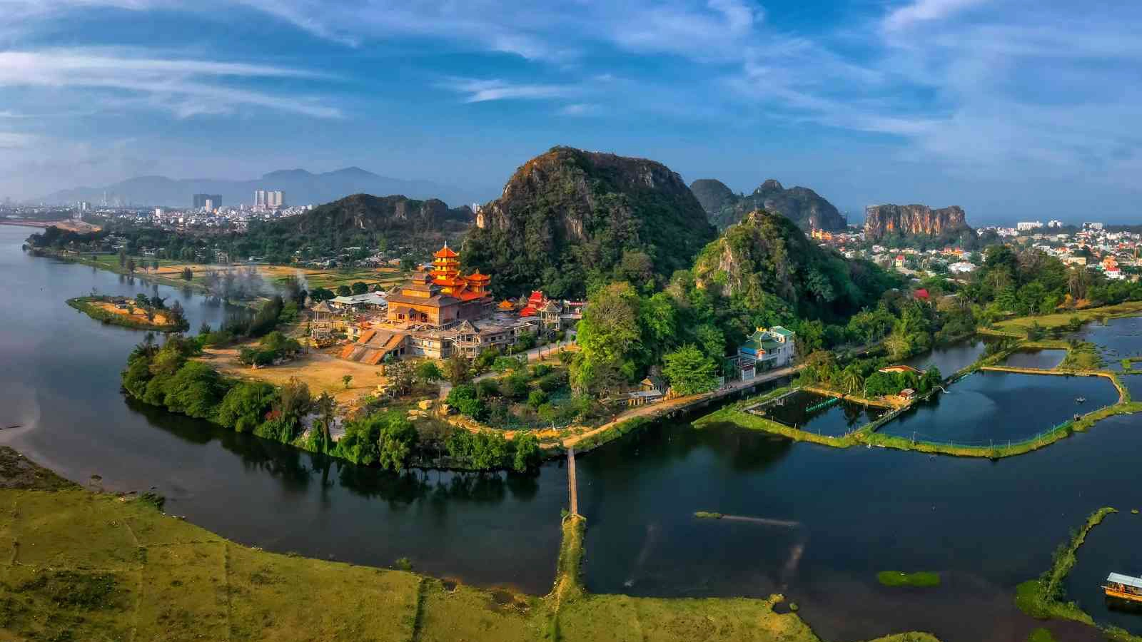 Ngũ Hành Sơn là một quần thể núi đá vôi nằm cách trung tâm Đà Nẵng