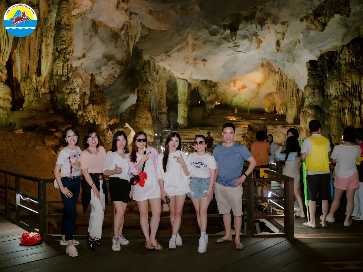 Du khách check in Động Thiên Đường