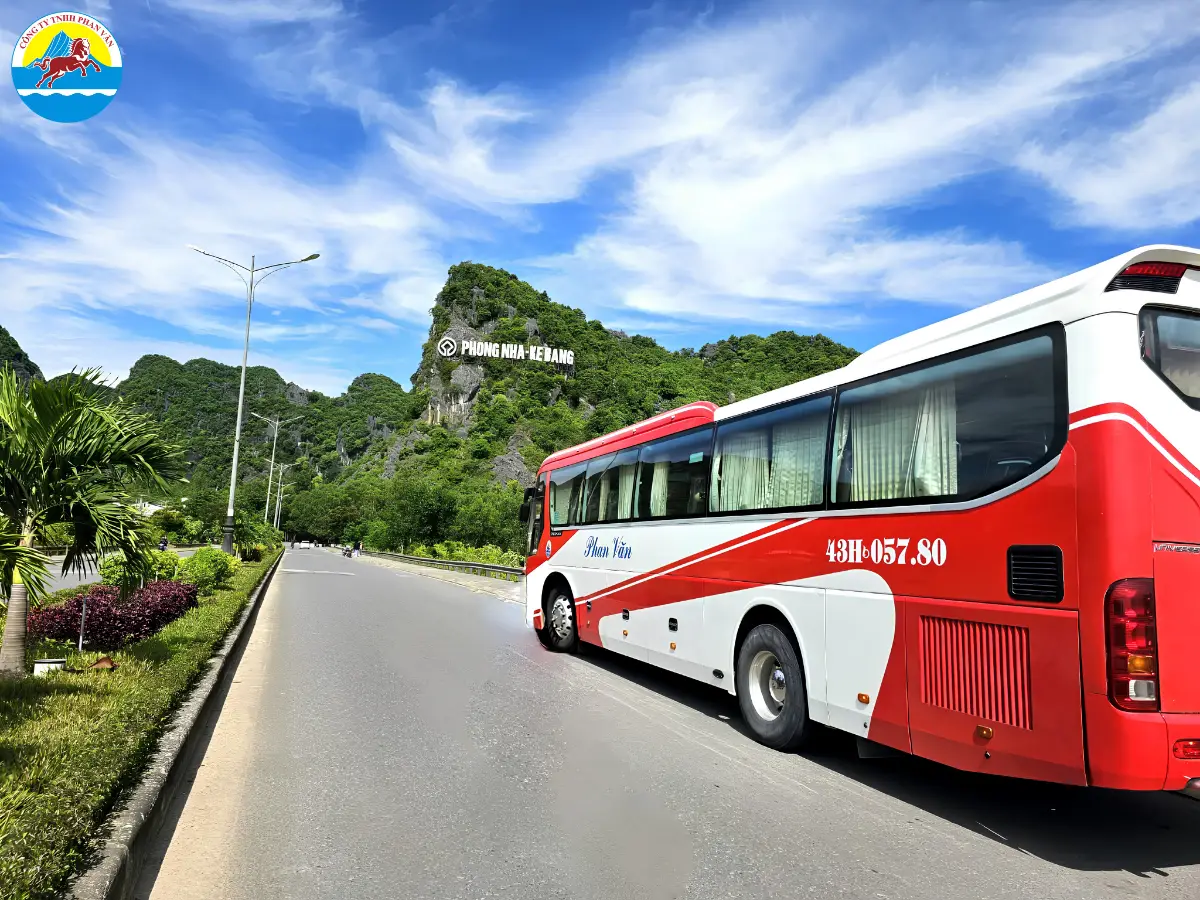 Xe du lịch của Phan Văn Travel chở khách đến Động Phong Nha