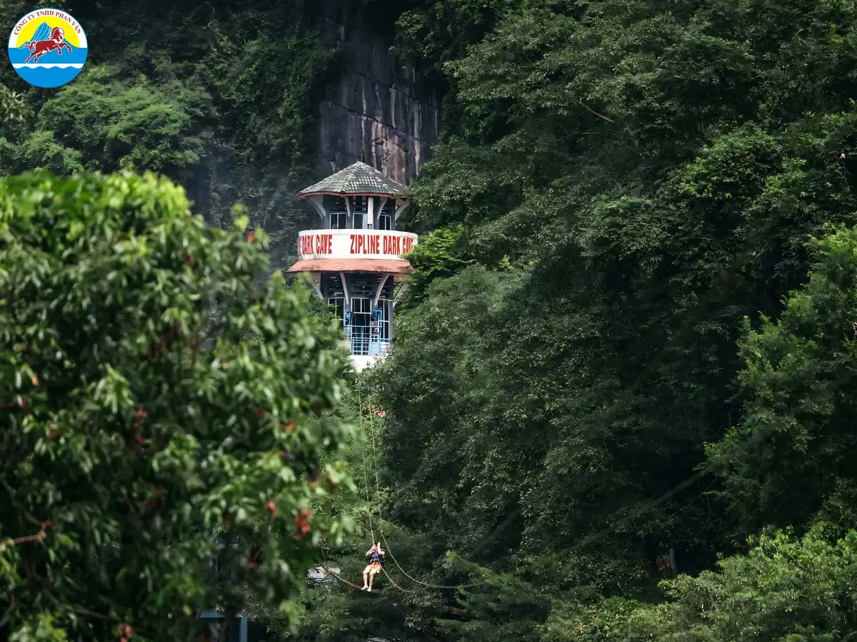 Du khách đu dây Zipline vượt sông Chày để di chuyển vào Hang Tối