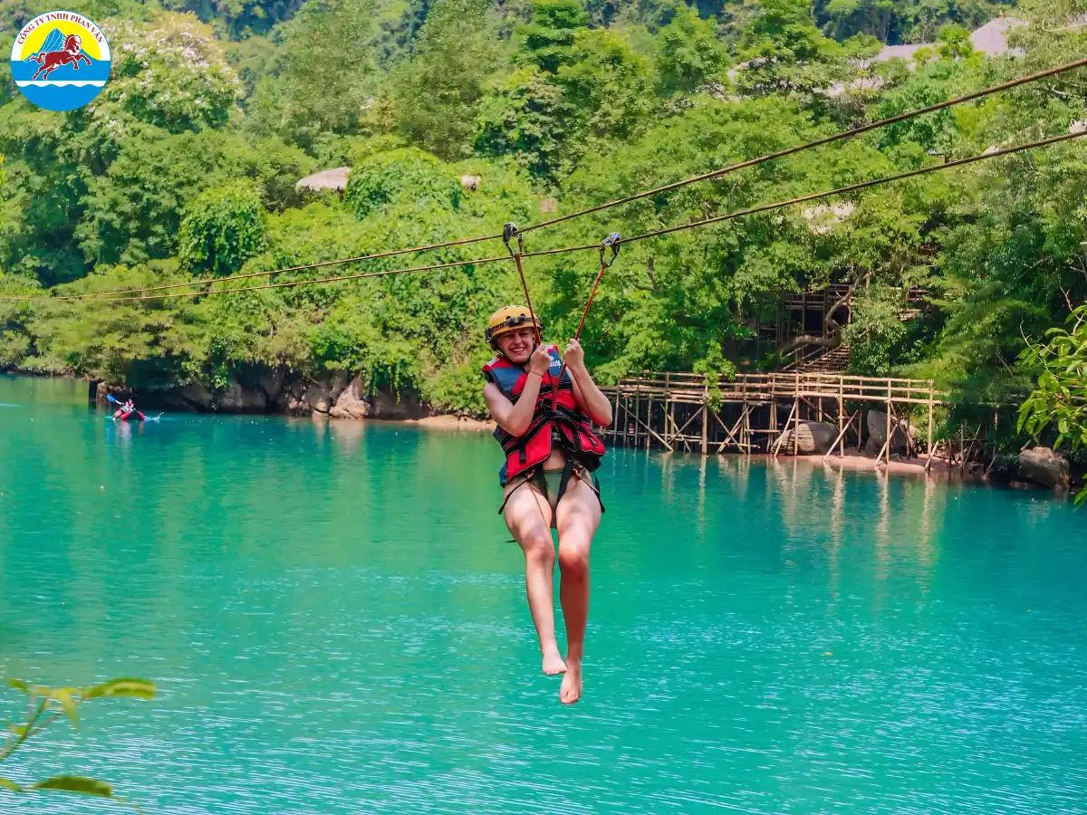 Du khách đu dây Zipline ngắn để tắm sông tại Sông Chày Hang Tối