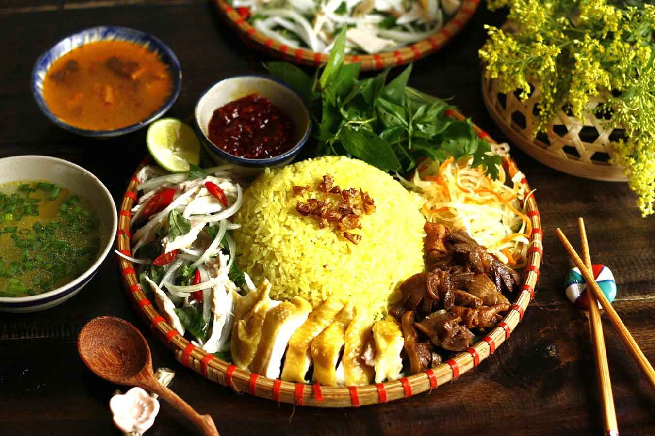 Sau khi tham gia các hoạt động xong, du khách sẽ được thưởng thức món cơm gà Hội An cực kỳ nổi tiếng