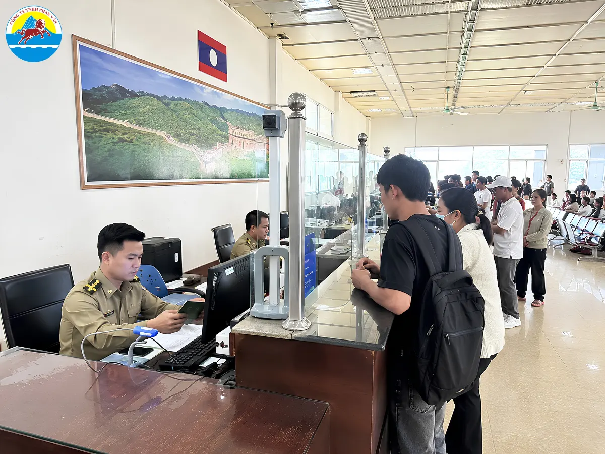Quầy làm thủ tục nhập cảnh tại cửa khẩu quốc tế phía Lào