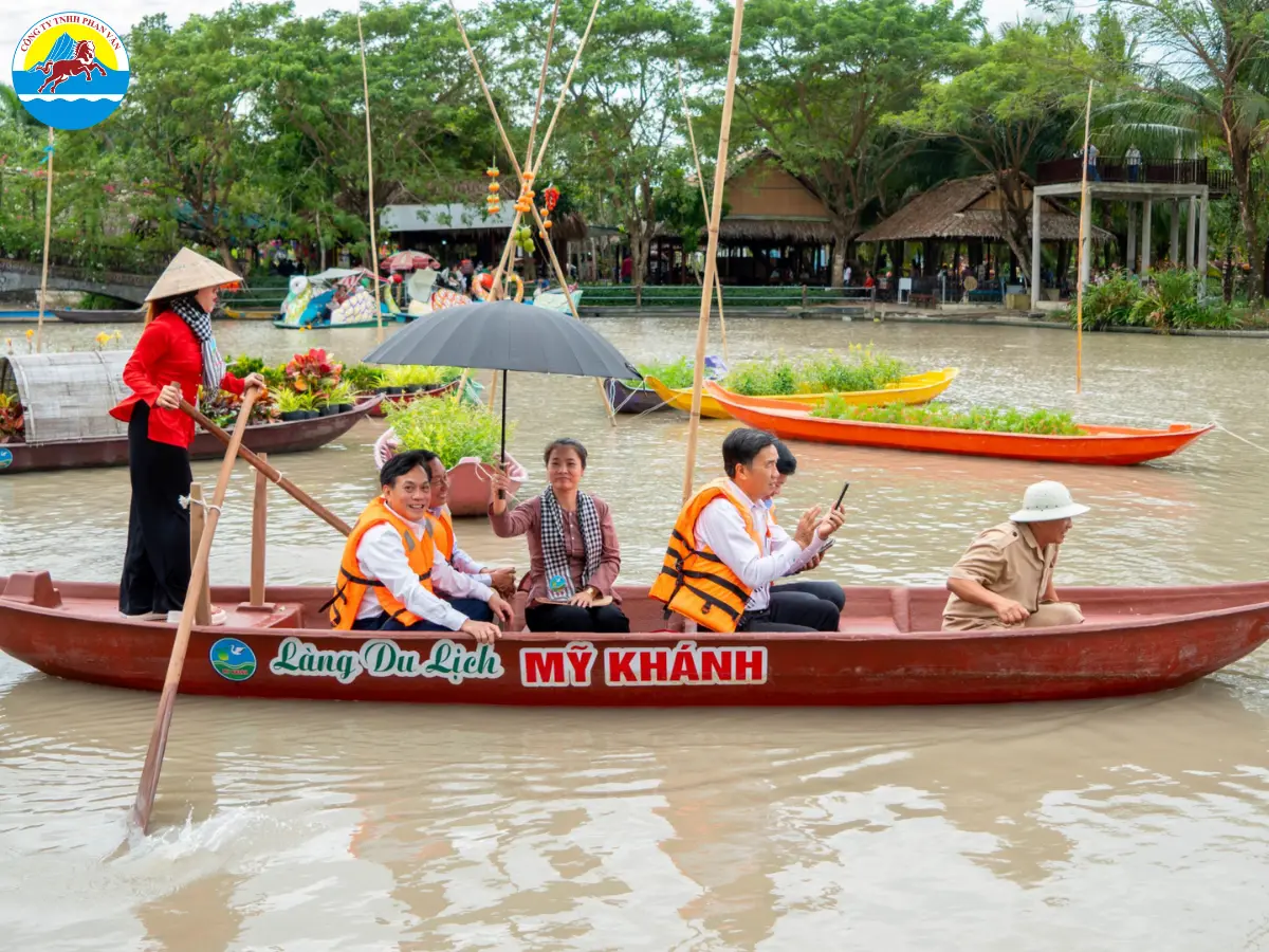 Du khách check in làng du lịch Mỹ Khánh
