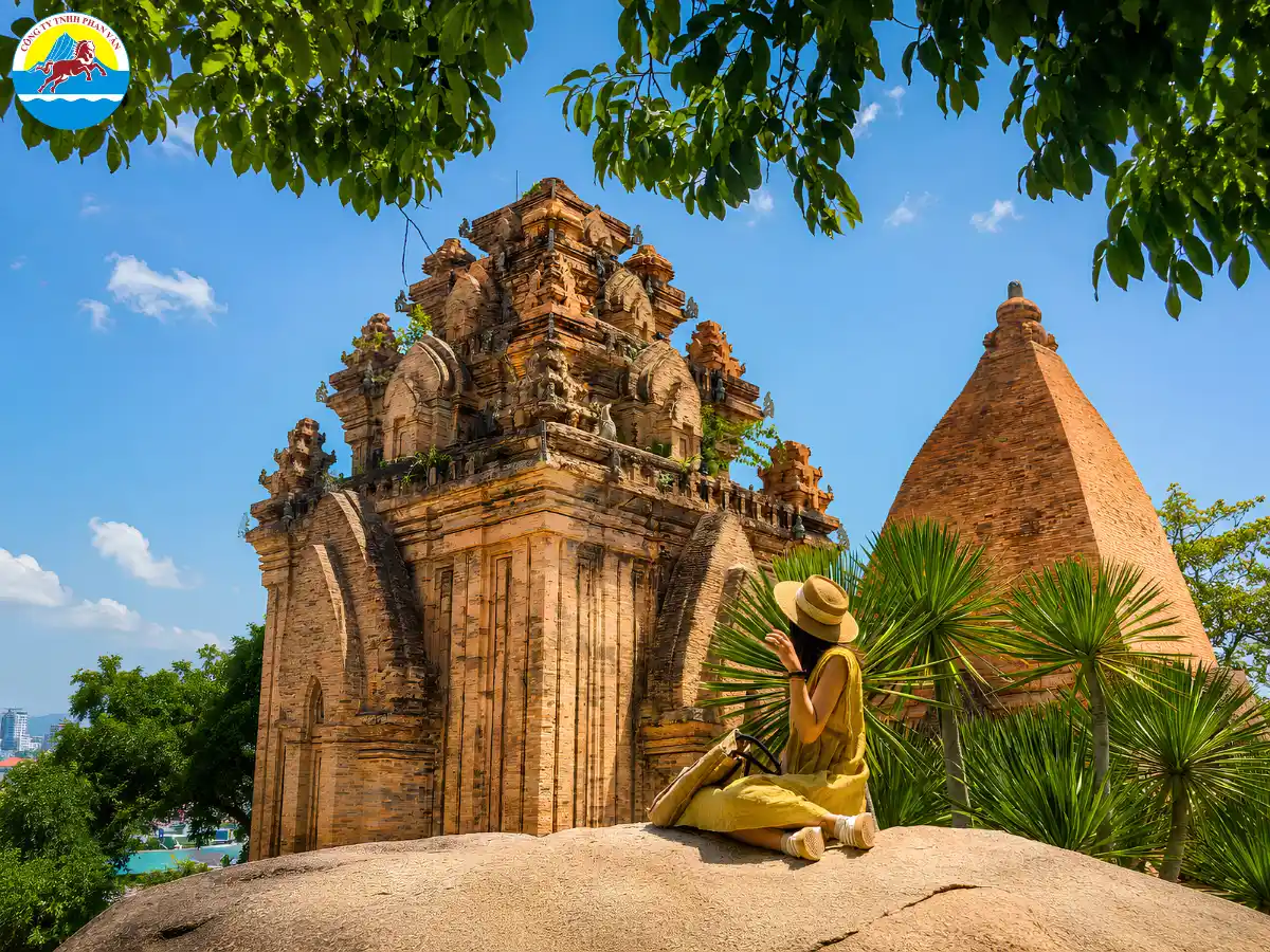 Tháp Bà Ponagar với kiến trúc gạch nung cổ kính trên đồi Cù Lao