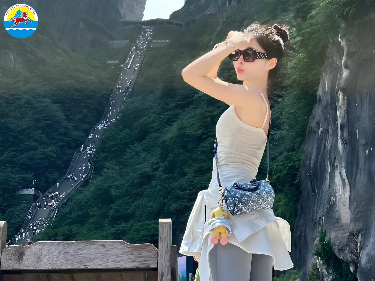 Du khách check in Cổng Trời (Động Thiên Môn)