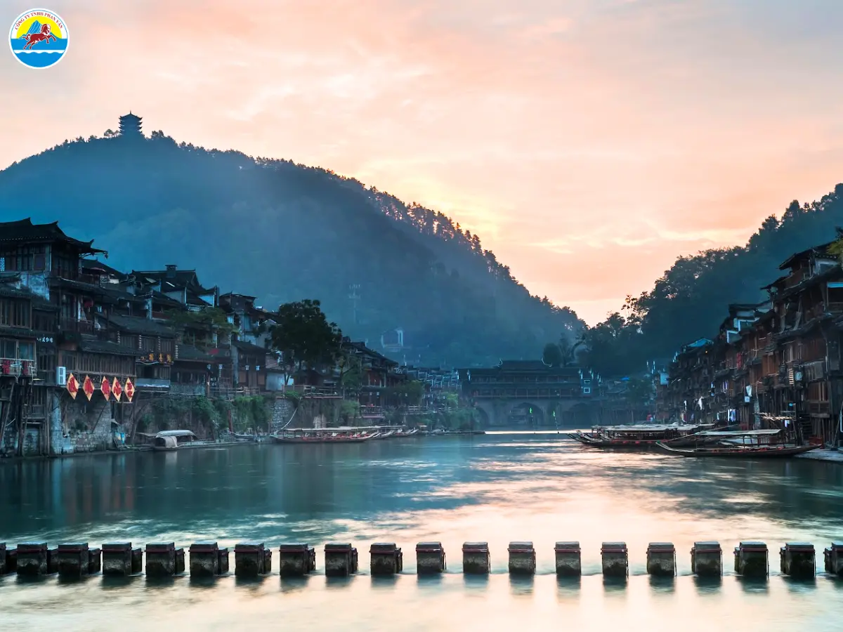 giá tour phượng hoàng cổ trấn 4 ngày 3 đêm​