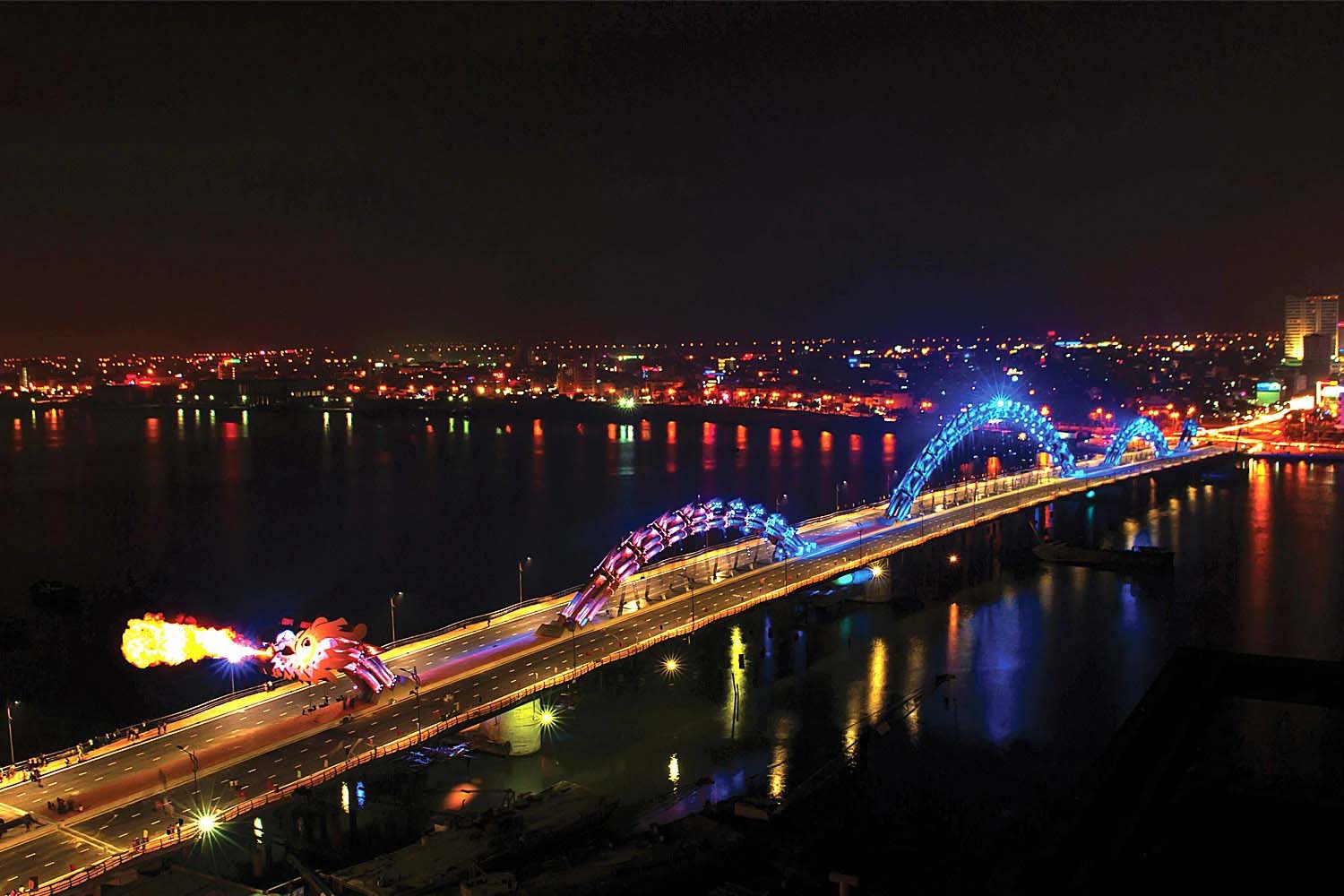 Cầu Rồng Đà Nẵng về đêm