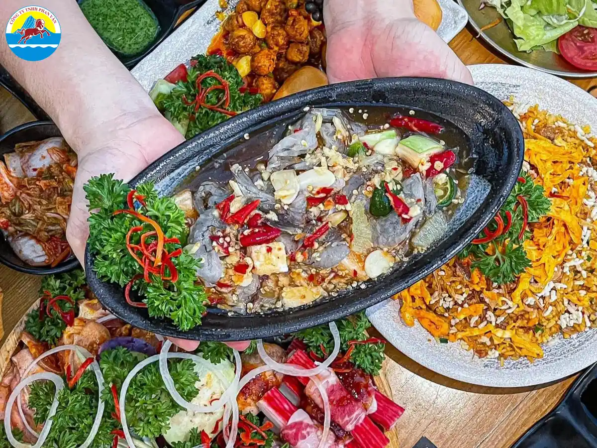 Mâm hải sản tươi tại nhà hàng làng chài Nhơn Lý