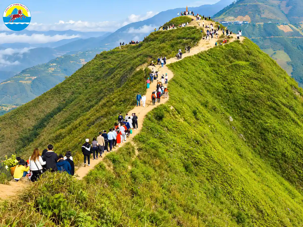 Du khách tham quan Sống lưng khủng long trong lịch trình Tà Xùa