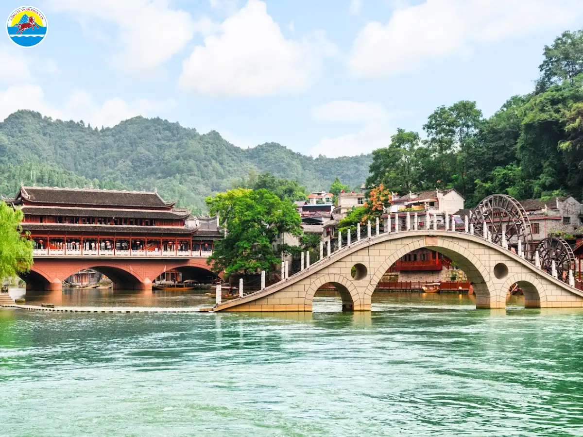 tour du lịch trương gia giới phượng hoàng cổ trấn​