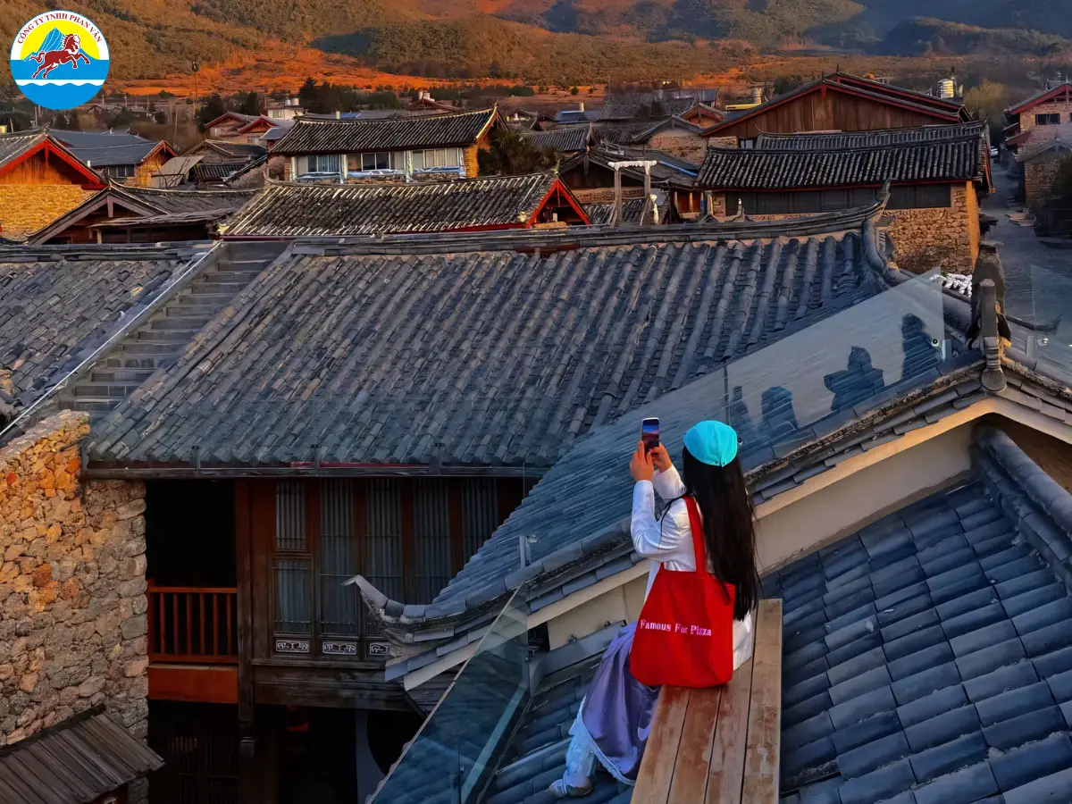Du khách checkin Bạch Sa Cổ Trấn trong tour Vân Nam