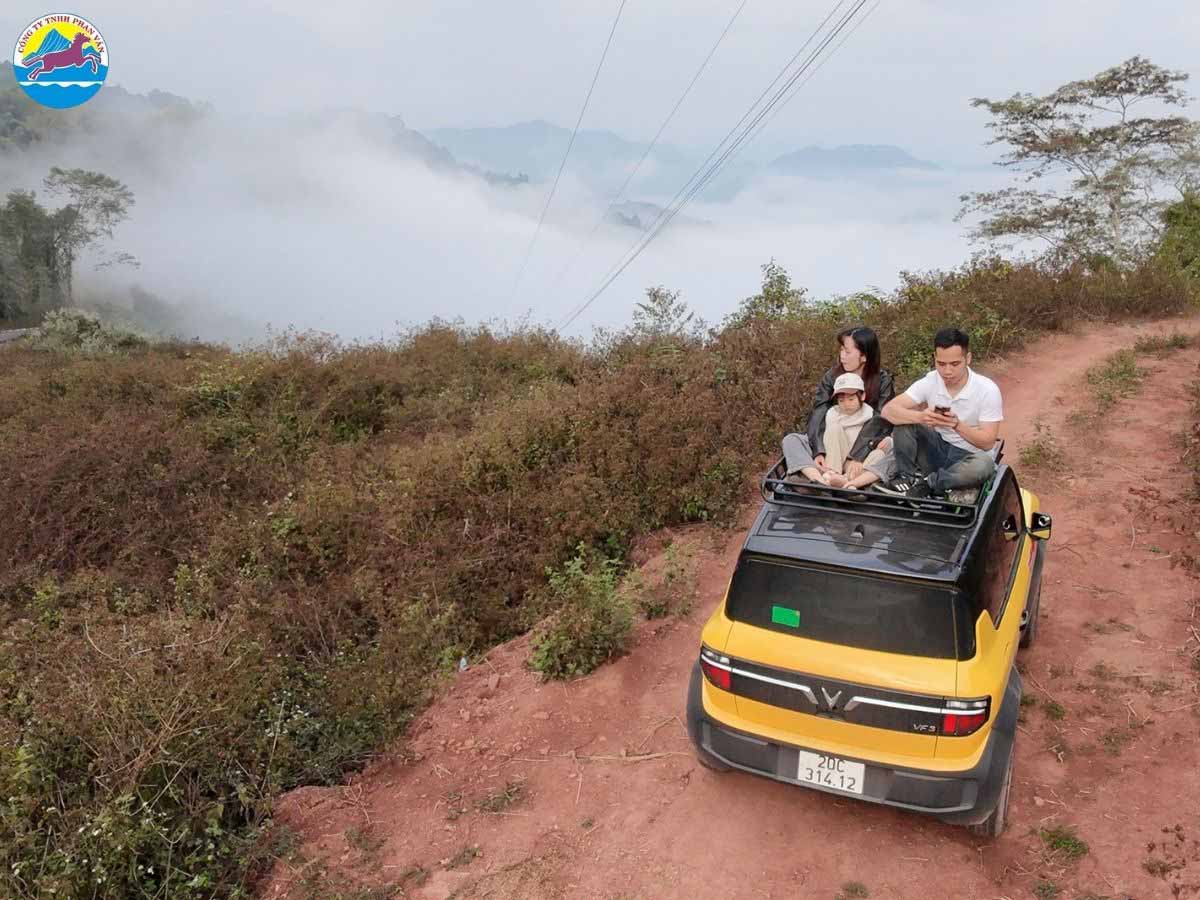 Du khách nên chọn xe có gầm cao, phù hợp địa hình đồi núi