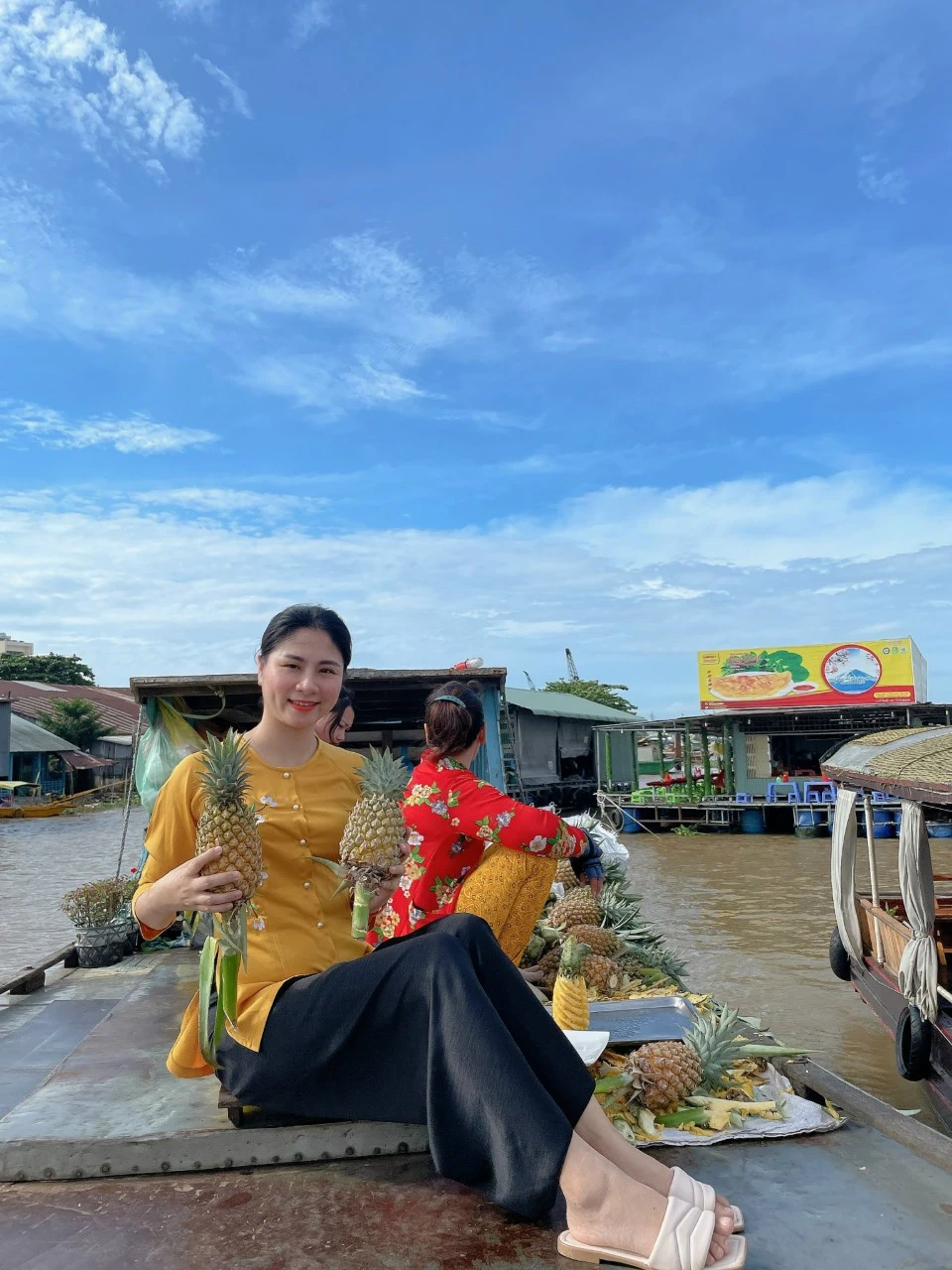 Cách trao đổi hàng hóa độc đáo giữa các ghe thuyền tại chợ nổi