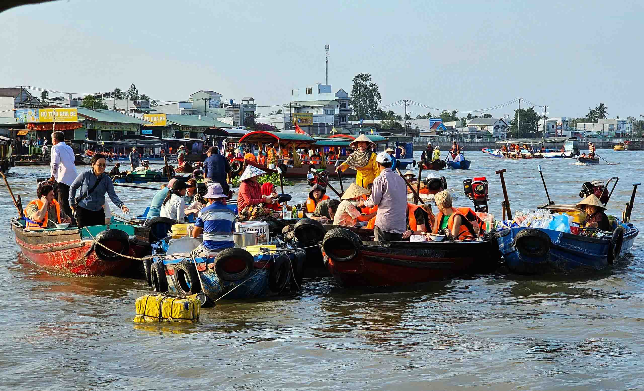 Khung cảnh sinh động và đặc trưng tại chợ nổi