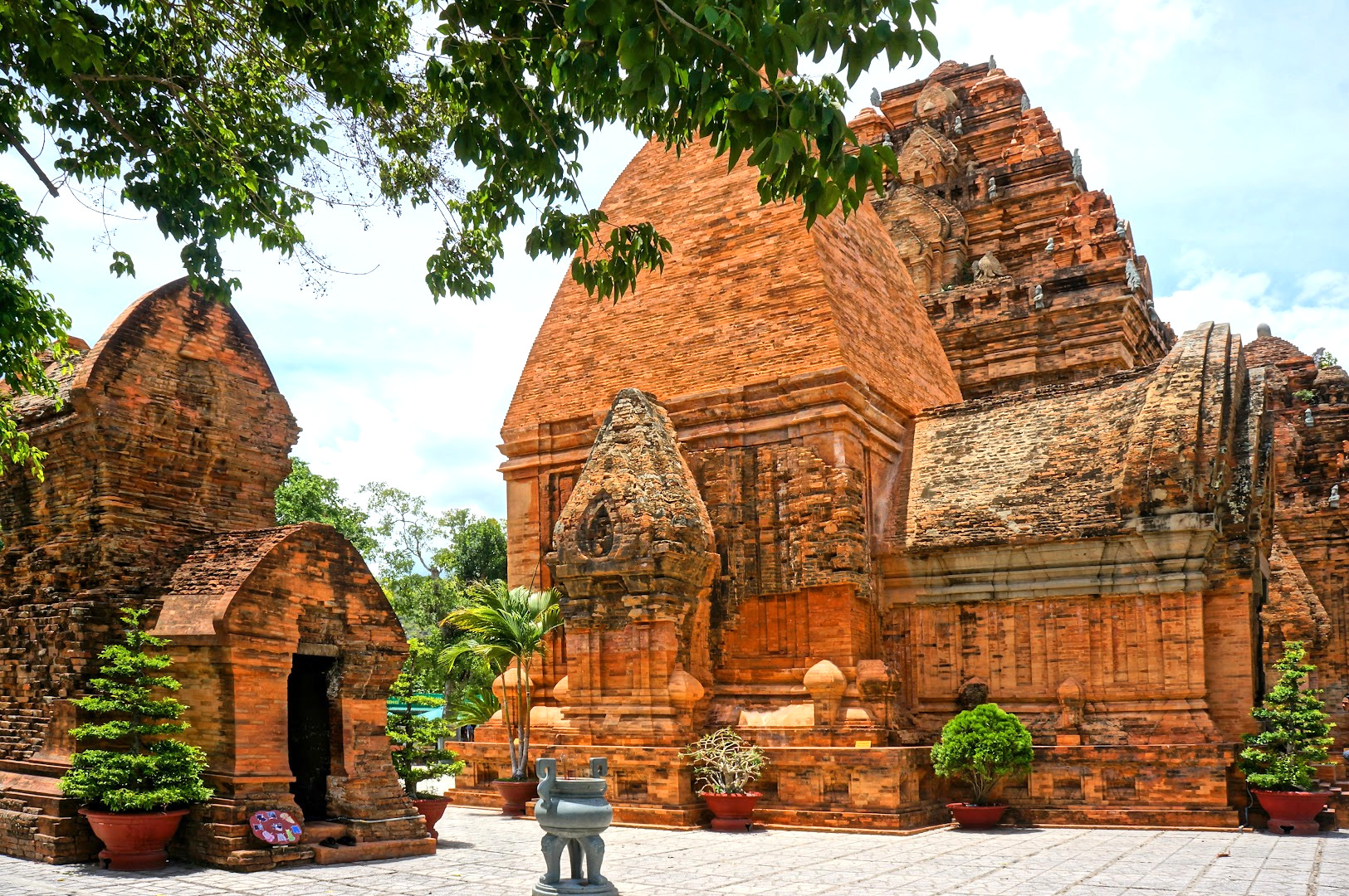 Tháp Bà Ponagar mang đậm dấu ấn văn hóa Chăm Pa