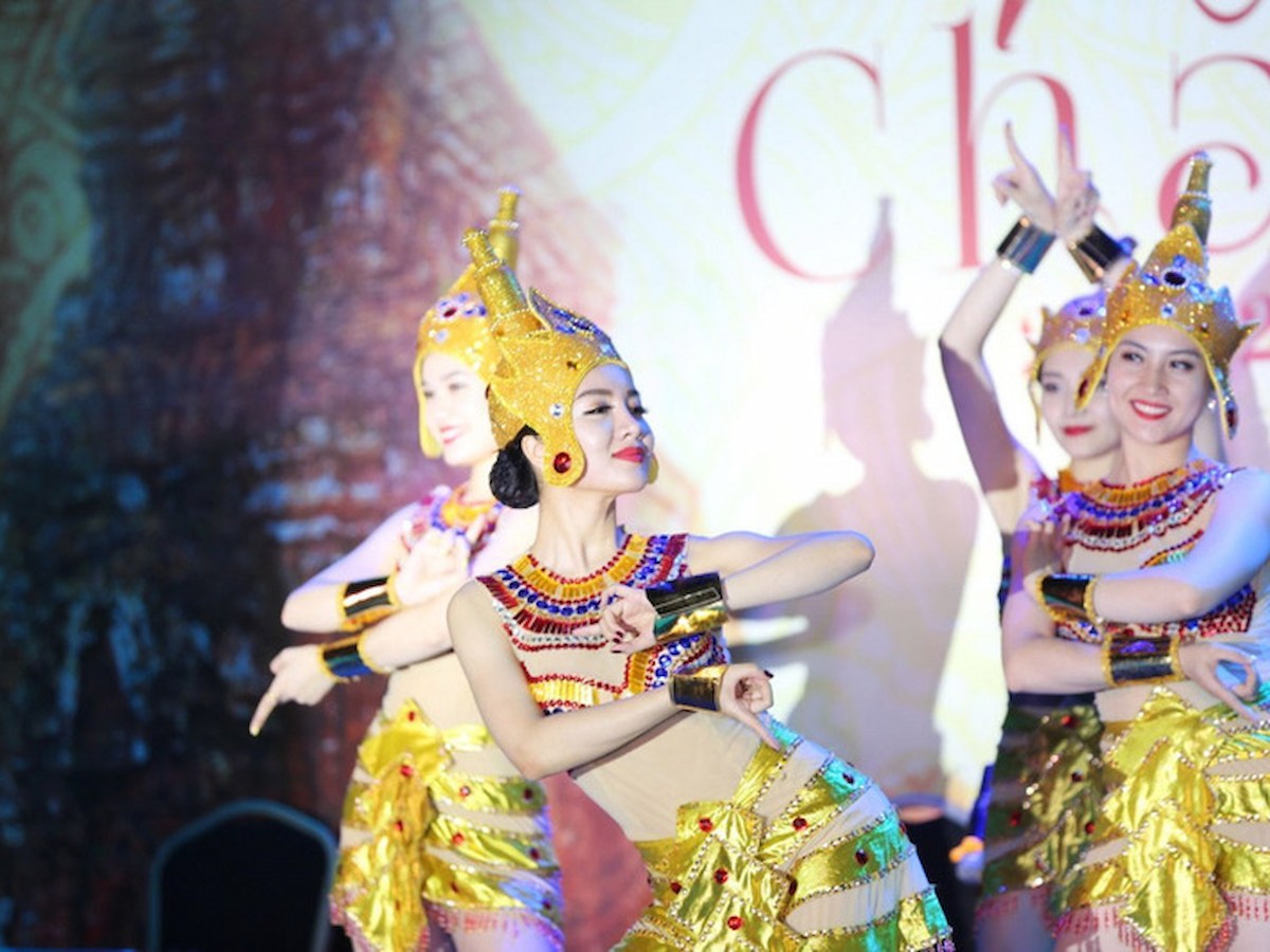 Tiết mục múa Chăm truyền thống ngay trên du thuyền