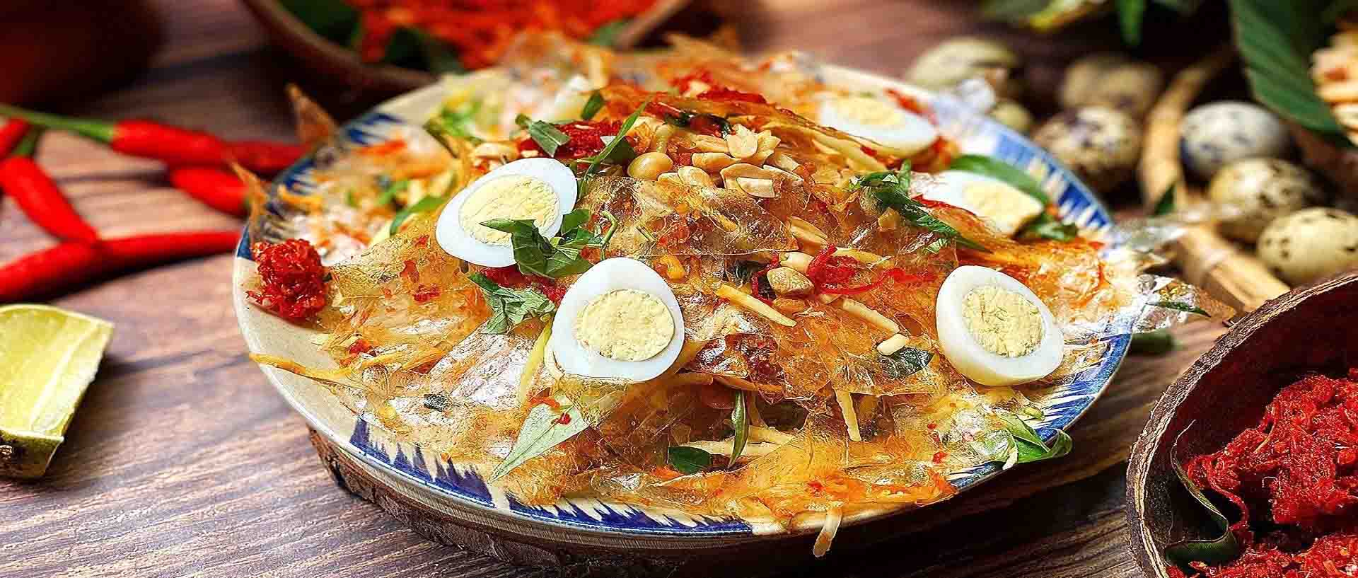 Thưởng thức món bánh tráng trộn lề đường