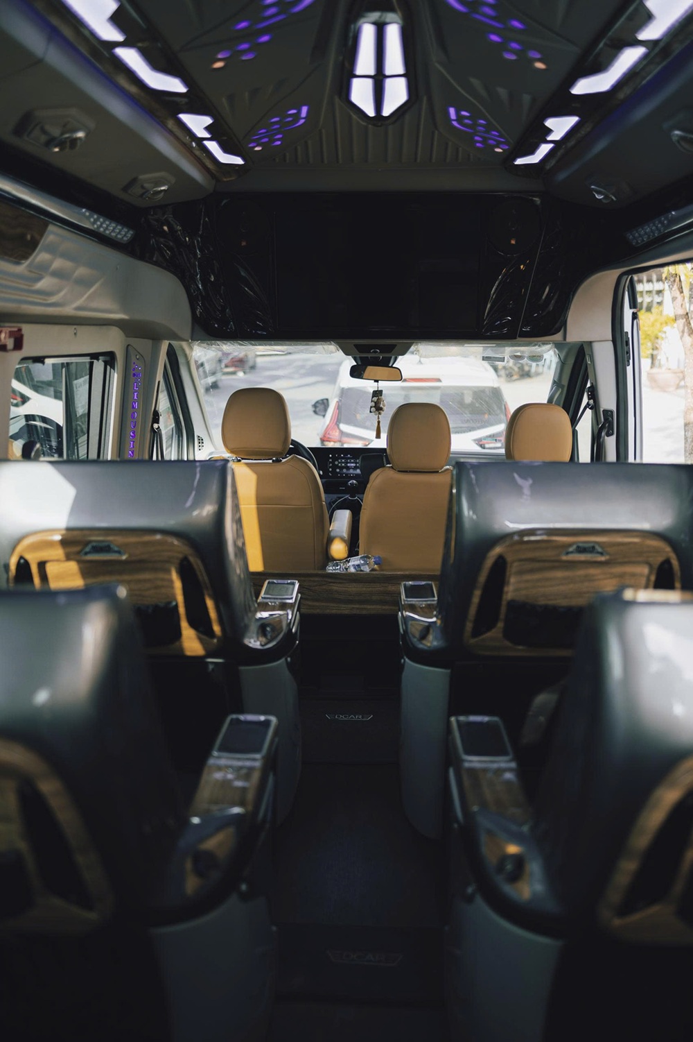 Cảm nhận sự sang trọng bên trong nội thất xe dcar limousine 9 chỗ