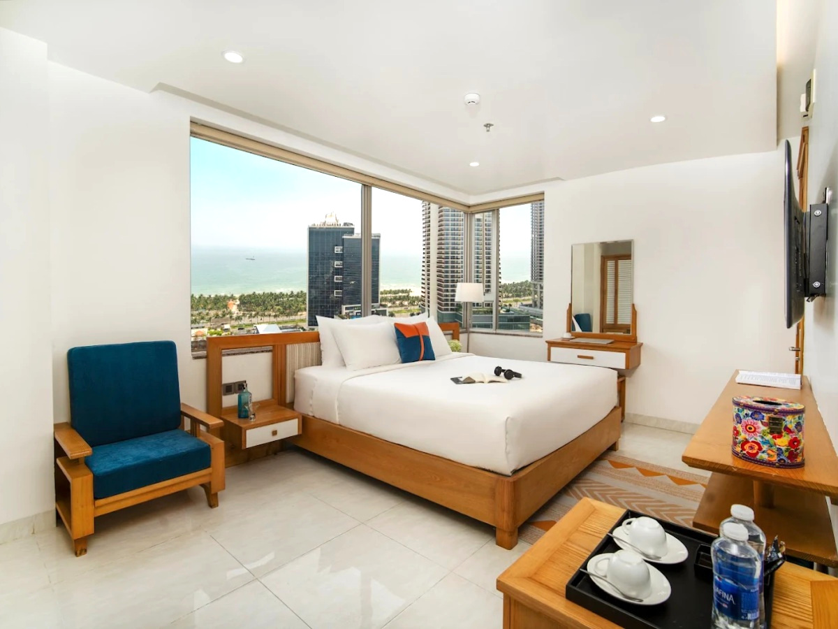 Phòng ngủ có cửa sổ hướng về phía thành phố