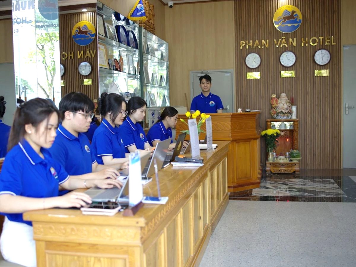 Đội ngũ nhân viên Phan Văn hỗ trợ tư vấn tận tình