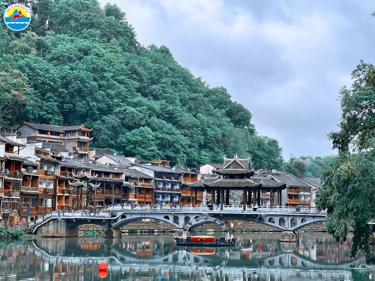 tour du lịch phượng hoàng cổ trấn trung quốc