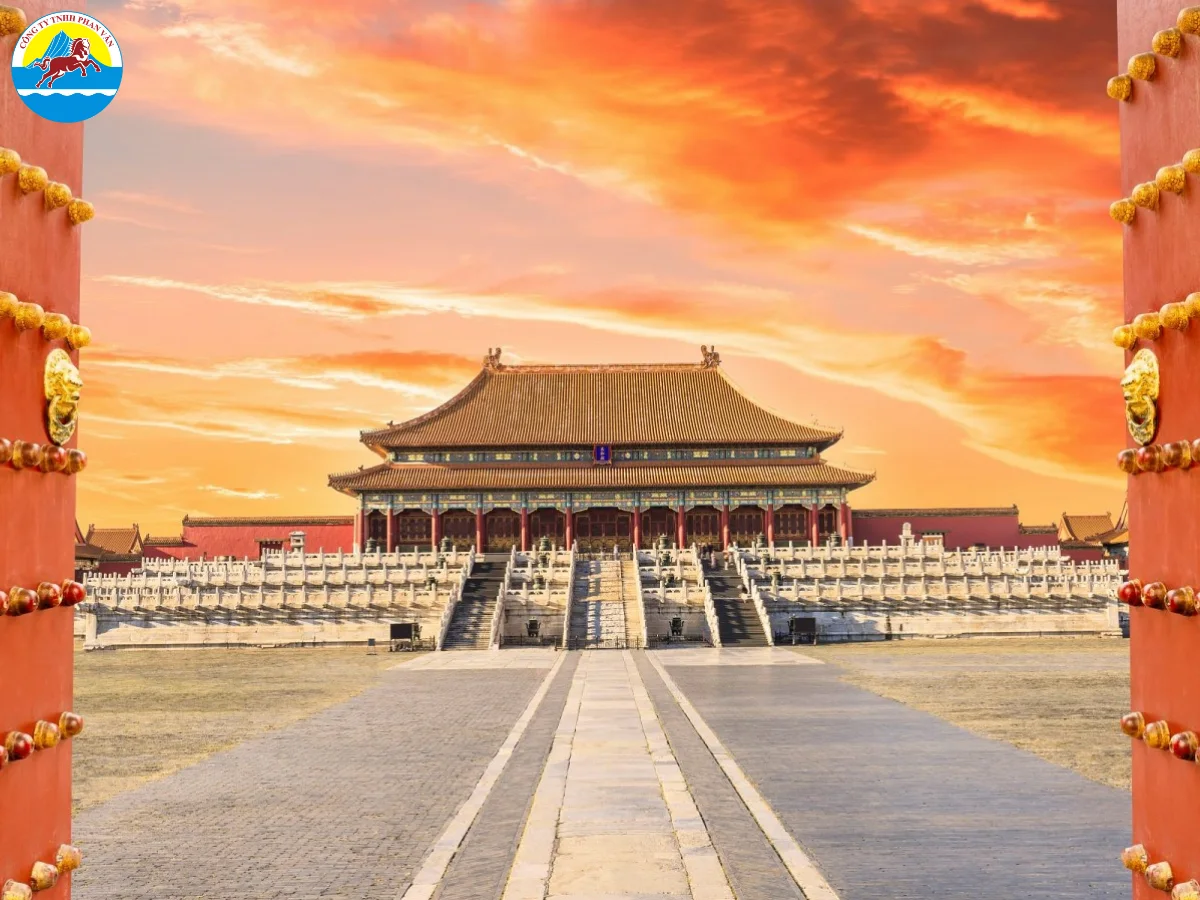 Ngọ Môn là cửa chính ở phía nam